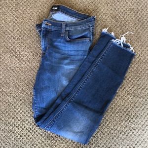 Mid rise Hudson skinny jeans. Used but in very good condition.